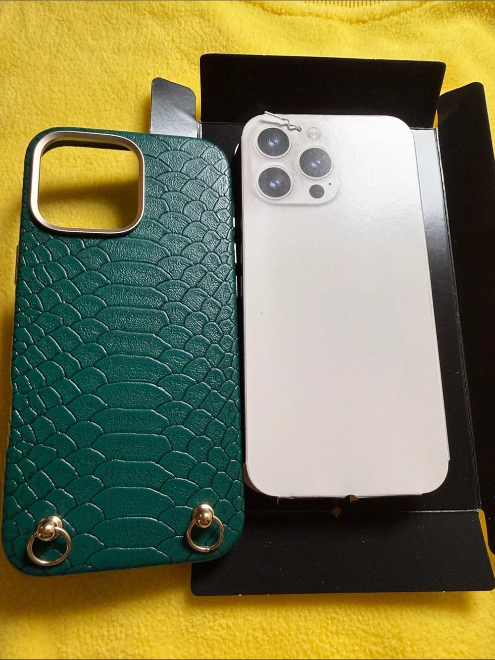 Green Textured Leather-Style Phone Case with Gold Accent 16promax